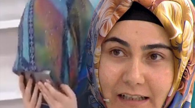 Nevruz CD’yi öptü alnına götürdü