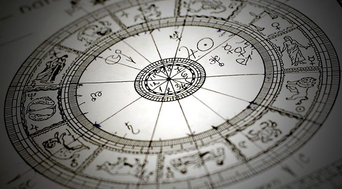 Sidonlu Dorotheus: Astroloji üzerine nazım eserlerden oluşan beş kitap “Pentateuch”i yazmış bir astrolog ve şairdir. Pingree, Dorotheus’un yaklaşık M.S. 75’te yaşadığını belirtmiştir. Dorotheus’un eseri, kısmen Yunanca pasajlarda (bunlar yaklaşık olarak M.S. 415’te Thebes’li Hephaestio tarafından alıntılanmıştır) ve yaklaşık olarak M.S. 800’de, bir 4. yüzyıl Pehlevi kaynağından yapılan çevirinin, eksik ve eklentilerle dolu Arapça versiyonunda da yer almıştır. Fakat belli ki Dorotheus’tan bir yüzyıl sonra yaşamış olan Vettius Valens bu eserden bihaberdi. “Pentateuch” eserinin ilk dört kitabı doğum haritalarına, son kitap ise seçim ve soru astrolojine ayrılmıştı.
