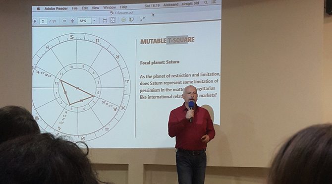 sirbistan-konferans Konferansların genelinde güçlü bir 2020 vurgusu vardı aslında. 2020 yılında Satürn ve Jüpiter, Kova burcunda birlikte hareket edecekler. Bu bilincin hem yeni bir evreye geçmesi hem de iletişim, ekonomik, toplumsal, haberleşme ağına geçiş yılı olacak.