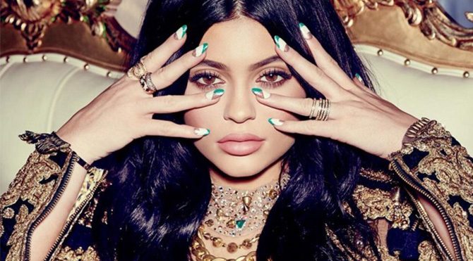 Kylie Jenner’ın tırnak bakımı saatler sürüyor