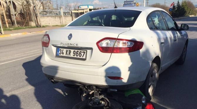 Otomobilin çarptığı motosiklet sürücüsü yaralandı