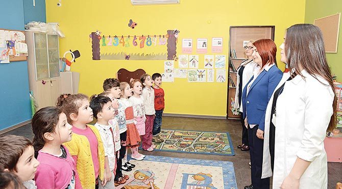 Her sabah, kaldırılan andımızı okuyorlar