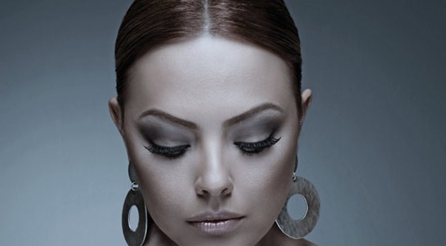 Ebru Gündeş Antalya konserini basına kapalı yaptı