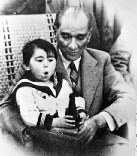 ataturk un cocuklara verdigi degeri