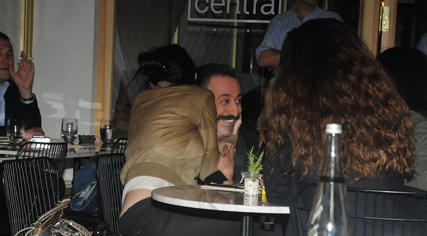 Cem Yılmaz ve Hande Ataizi’nin şaşırtıcı samimiyeti