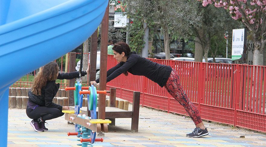 Bergüzar Korel spor yaparken görüntülendi