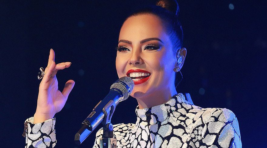 Ebru Gündeş konserlere devam edeceğini açıkladı