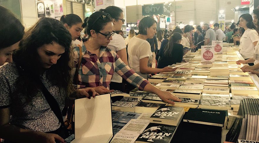 İzmir Kitap Fuar’ı devam ediyor