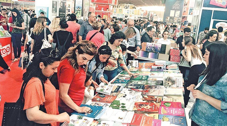 İzmir kitaba koştu