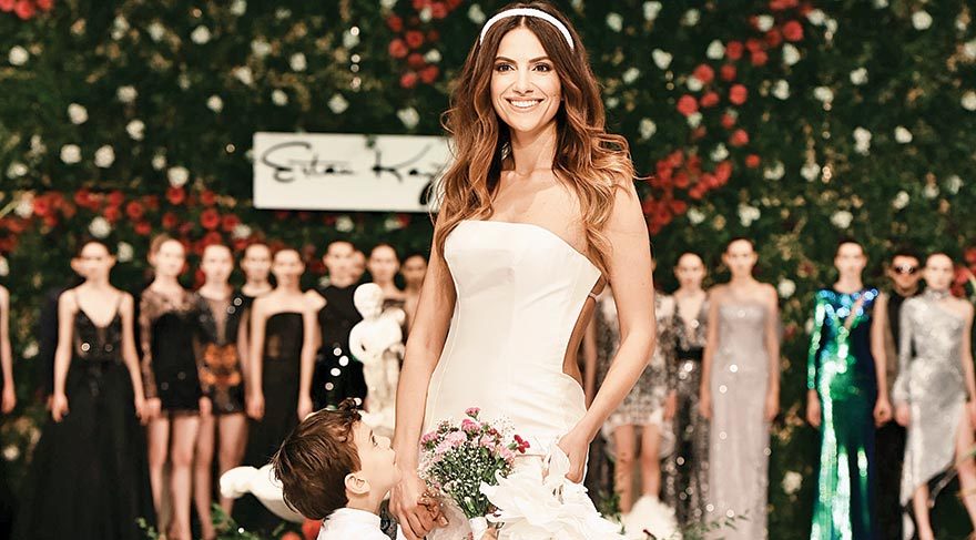 İki çocuklu anne defilenin yıldızı oldu