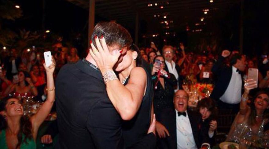 Ricky Martin’i öpmek için servet ödedi