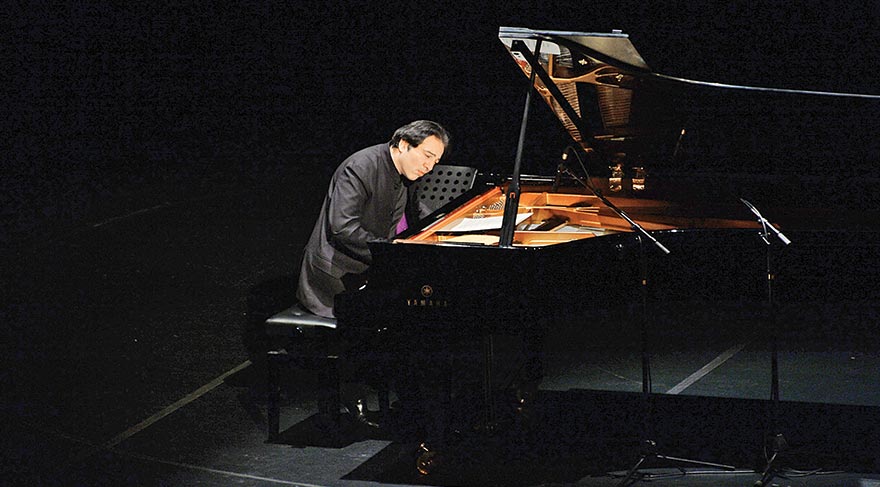 ‘Çocuklar İçin’ konser verdi