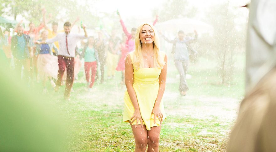 Hadise sırılsıklam