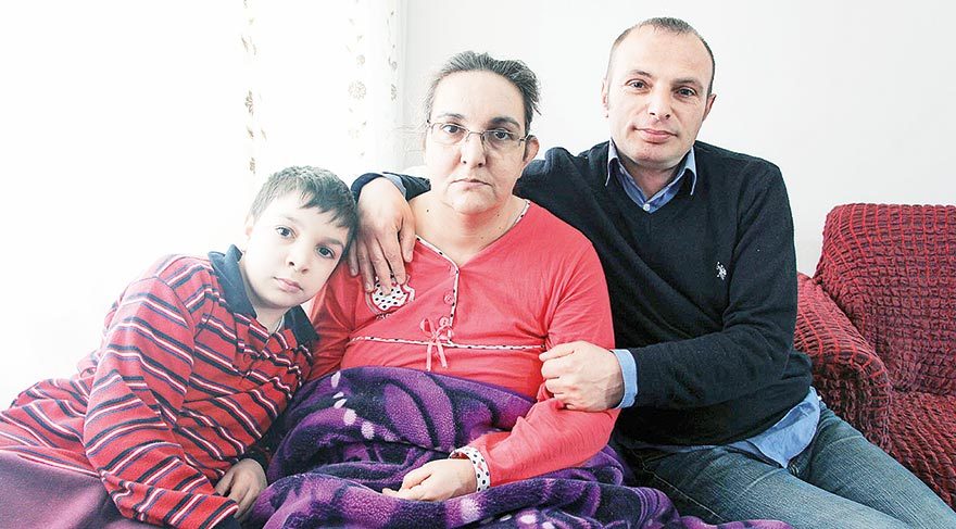 Felçli eşine gözü gibi bakıyor