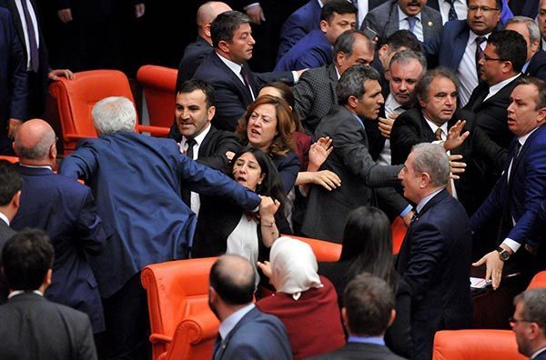 Meclis’te yumruklar konuştu!