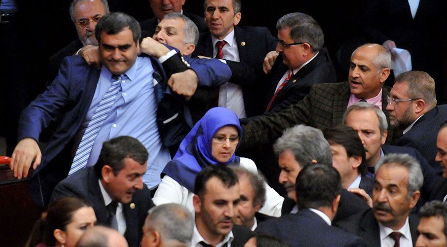 Meclis’te yumruklar konuştu!