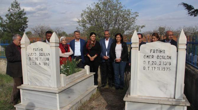 HDP milletvekilleri, Öcalan'ın anne ve babasının mezarını ziyaret etti