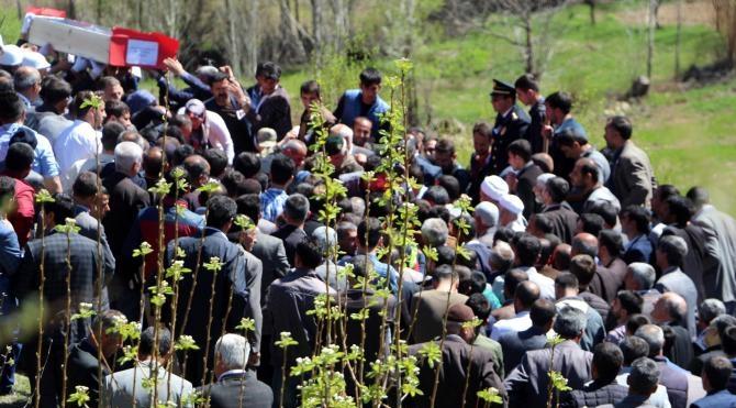 Şehit özel harekat polisi Bingöl'de Kürtçe ve Zazaca ağıtlarla uğurlandı