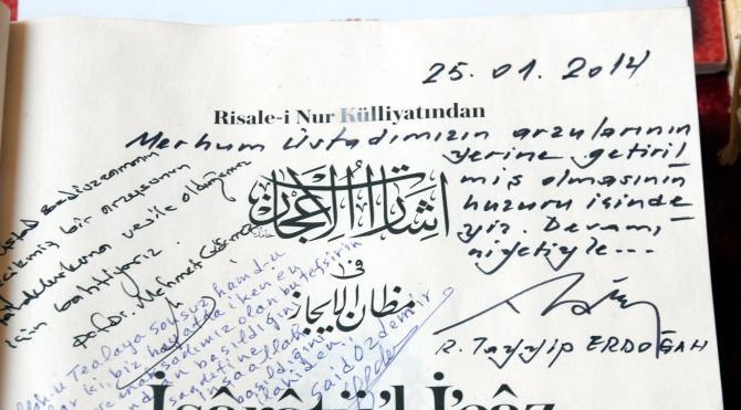 Bediüzzaman sergisinde Recep Tayyip Erdoğan'ın imzasını da taşıyan kitap