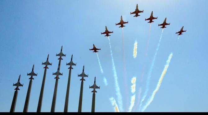 Türk Yıldızları Parkı, akrobasi timinin gösterisiyle açıldı