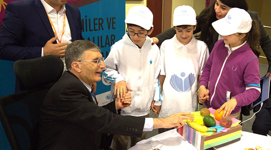 ‘BAŞARILI OLMAK NOBEL ALMAK DEĞİLDİR' Aziz Sancar çocukların deneylerini izledi. Profesör Sancar, “Başarılı olmak Nobel almak değildir. Başarılı olmak ailenize, memleketinize, vatanınıza, insanlığa hizmet etmek demektir” dedi.