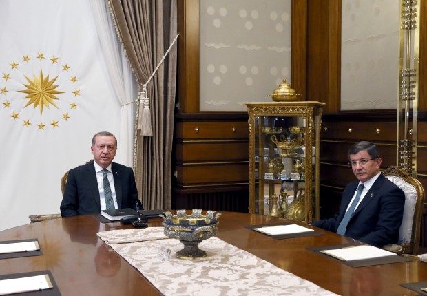 Cumhurbaşkanı Erdoğan ve Başbakan Davutoğlu, dün akşam Ak Saray'da bir araya geldi. (Reuters)