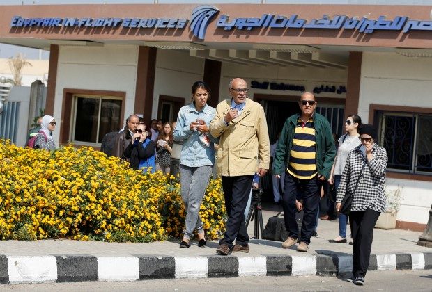 Uçakta bulunan Mısırlıların yakınları, Kahire'deki EgyptAir merkezinde toplanmaya başladı. (FOTO: REUTERS)