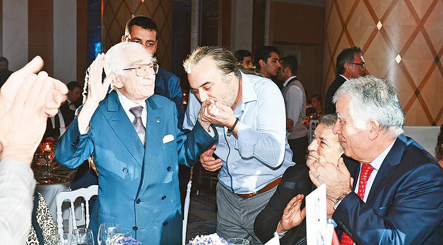 Ustanın eli öpülür