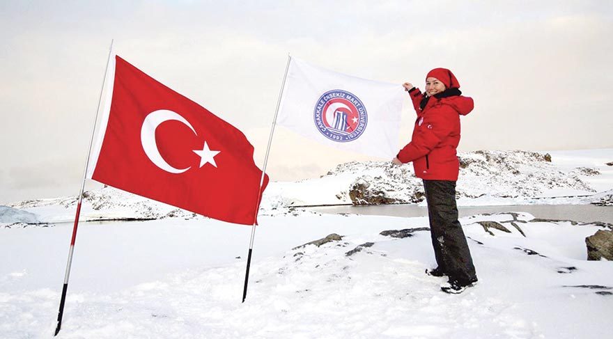 Türk bayrağını Antarktika’da dalgalandırdı