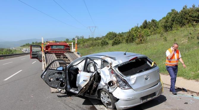 TEM'de devrilen otomobilin sürücüsü yaralandı