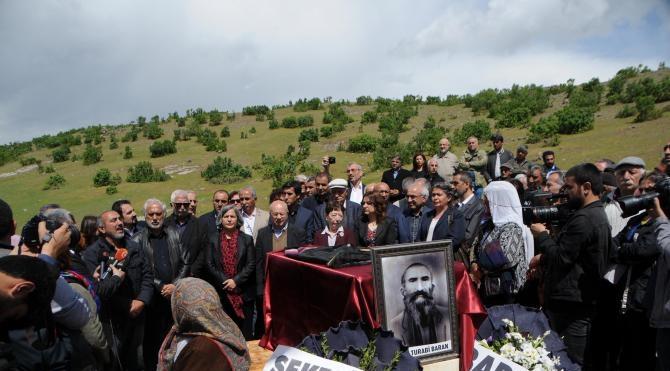 Tunceli'de toplu mezarda bulunan kemikler 78 yıl sonra kefene sarılarak defnedildi