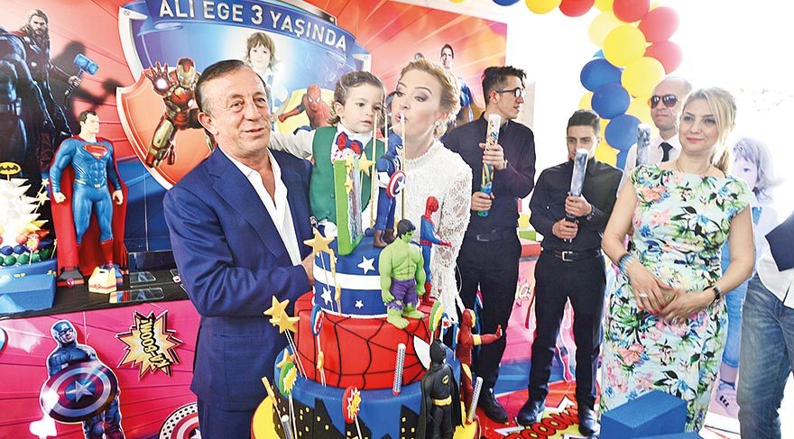 Köşkü panayıra çevirdiler
