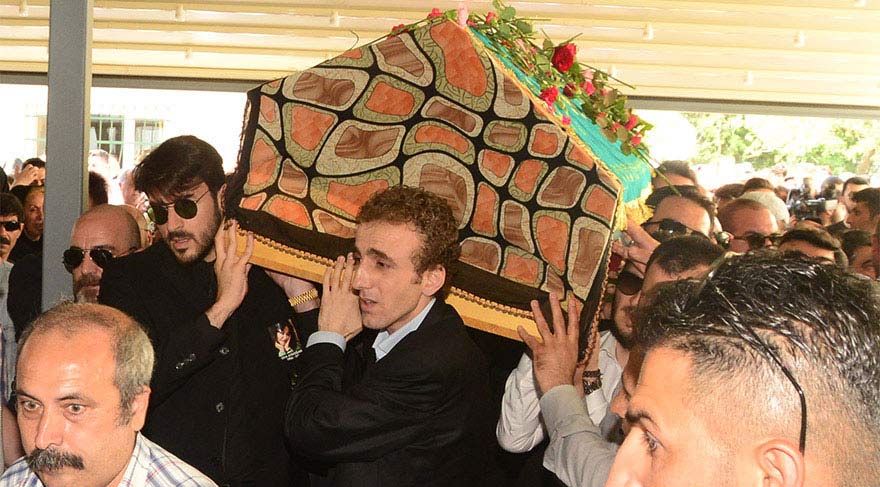 Sosyal medyada ünlülerden duygu dolu Oya Aydoğan mesajları!