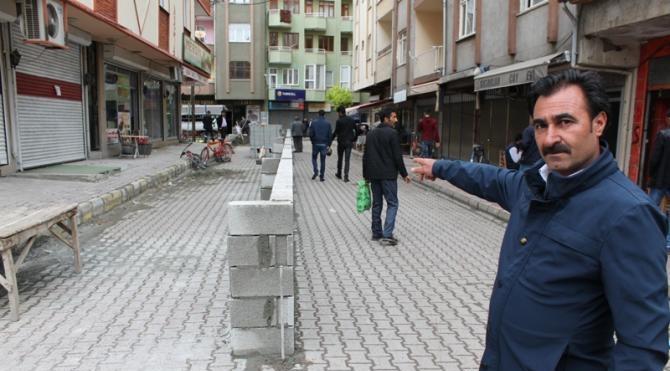 Yola ördüğü duvar yıkıldı
