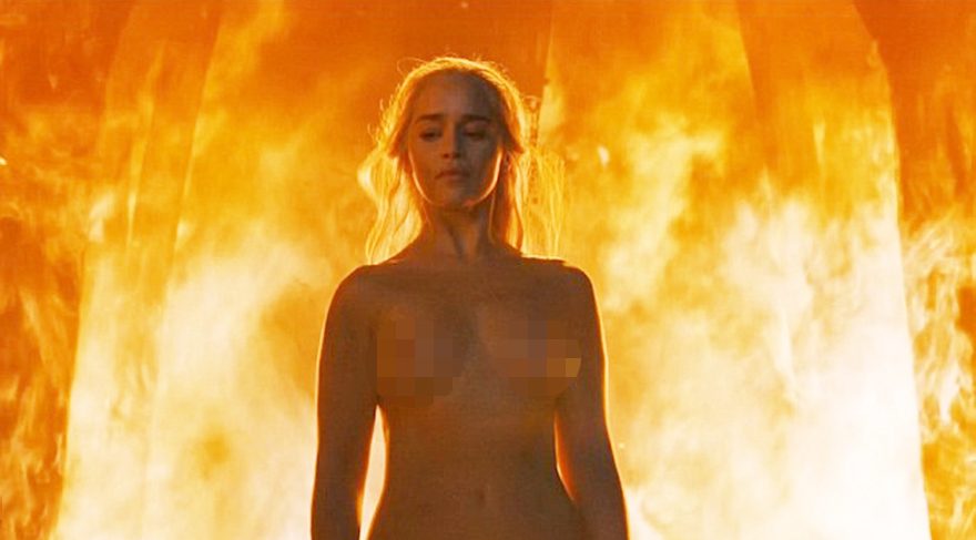 Game Of Thrones’un Ejderha Annesi Emilia Clarke çıplak sahnesiyle büyüledi