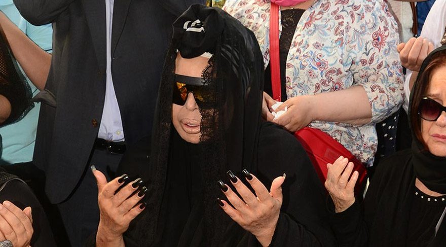 Bülent Ersoy’dan Oya Aydoğan için tek kişilik mevlit
