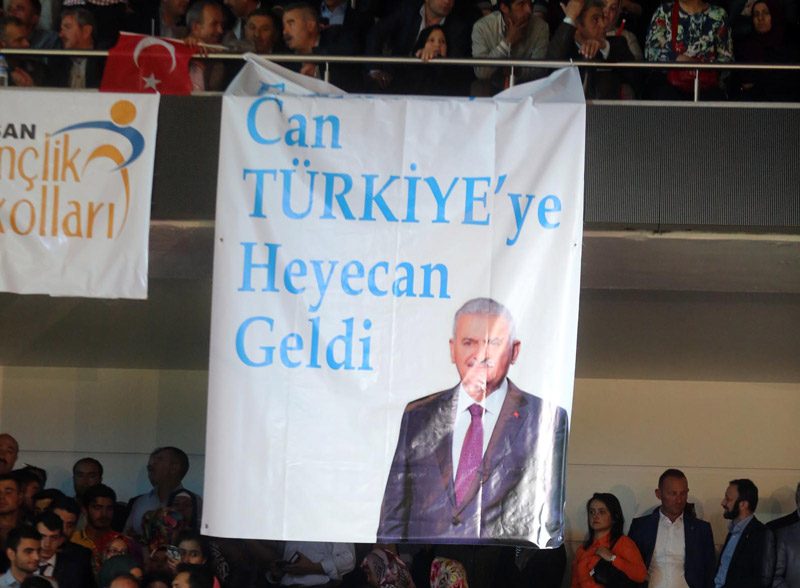 FOTO:DHA- Erzincan il teşkilatı "Erzincan'a can Türkiye'ye heyecan geldi" pankartı açtı.