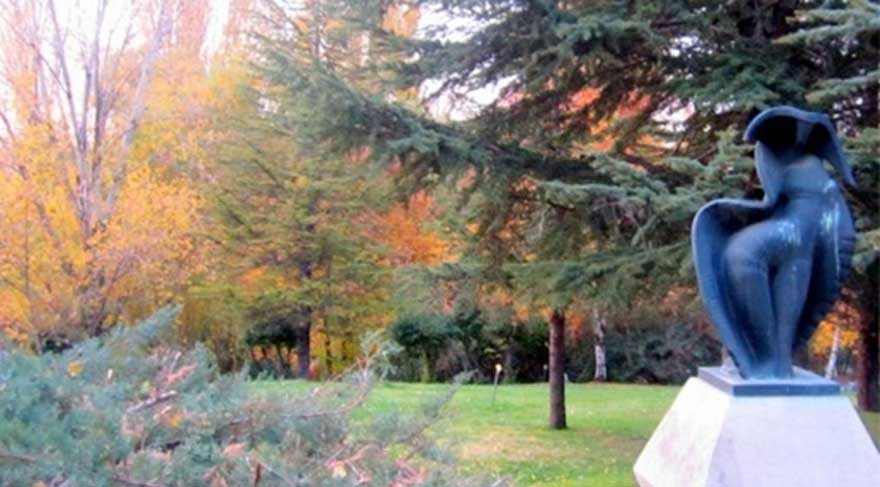Bronz heykeli çaldılar