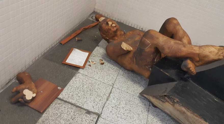 O heykeli balyozla kırdılar
