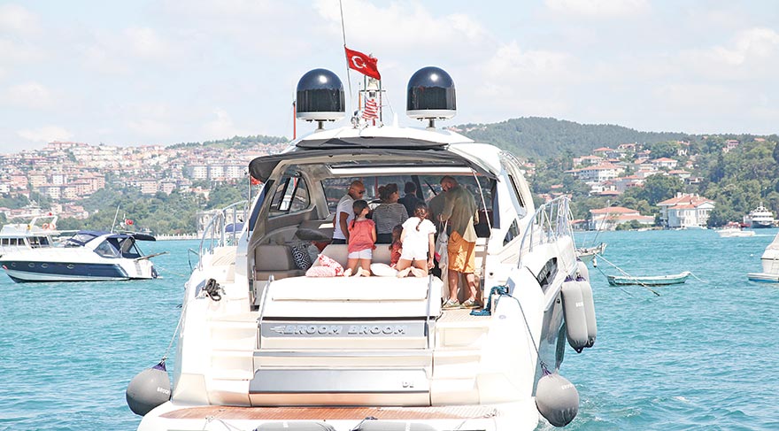 Kızlarıyla Boğaz turu yaptı