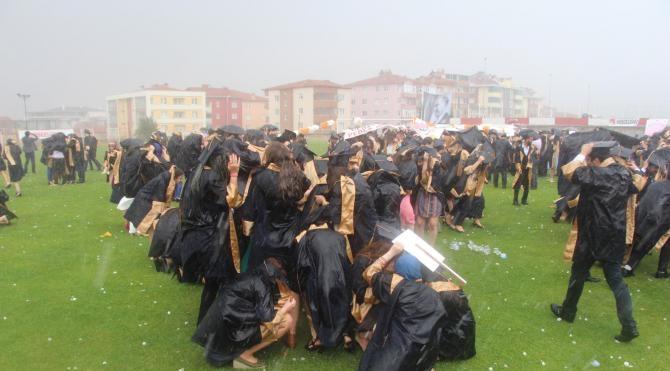 Üniversiteliler, mezuniyet törenine doluya yakalandı