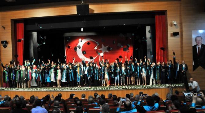 RTEÜ bölüm ikincisi, ödülünü kucağındaki kızı ile aldı