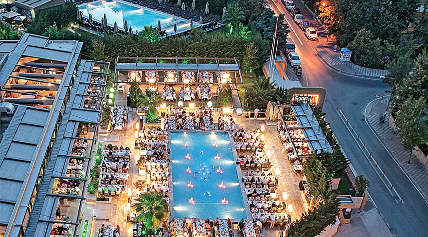 Havuzbaşında iftar keyfi