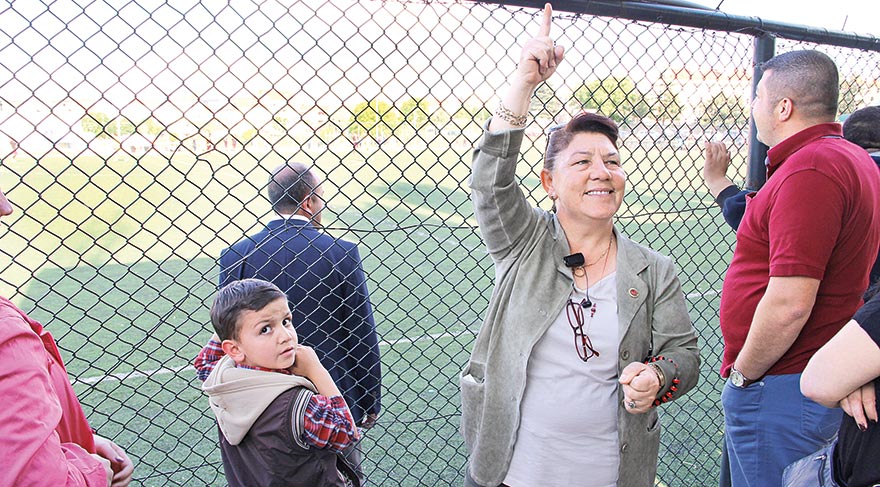 Kadın muhtarın futbol sevdası
