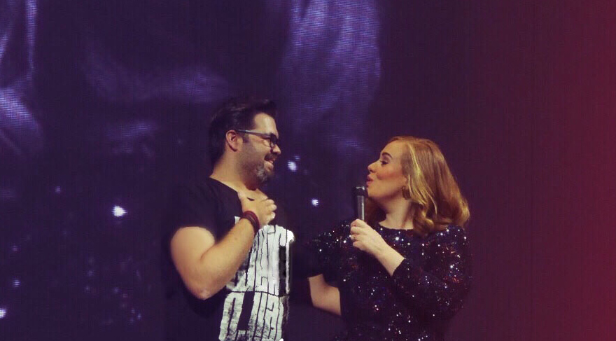 Adele sahneye aldığı seyircisinin Türk olduğunu öğrenince…