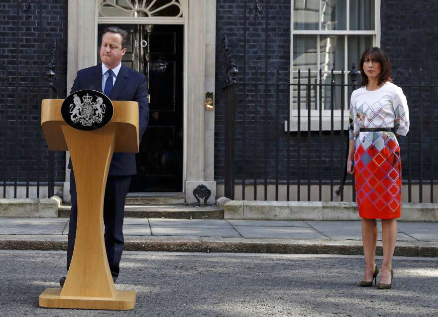 Downing Street 10 numaradaki başbakanlık konutu önünde istifa açıklaması yapan Cameron'ın yanında eşi Samantha vardı. İkilinin üzgün hâli gözlerden kaçmadı.