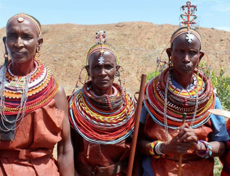 Samburu'daki köylerin 5-10 aileden oluşan nüfusunda sadece erkekler köyün önemli sorunlarını tartışır, kadınlara nadiren konuşma hakkı verilir. Umoja'nın ilk sakinleri de izole edildikleri bu Samburu köylerinden gelmiş. O zamandan beri gelen kadınlar, köyde erkek şiddeti ve korkusu olmadan nasıl ticaret yapacaklarını, çocuk büyüteceklerini öğreniyor.