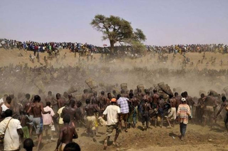Binlerce Afrikalı, balık tutmak için göl başına gelip beklemeye geçiyorlar.