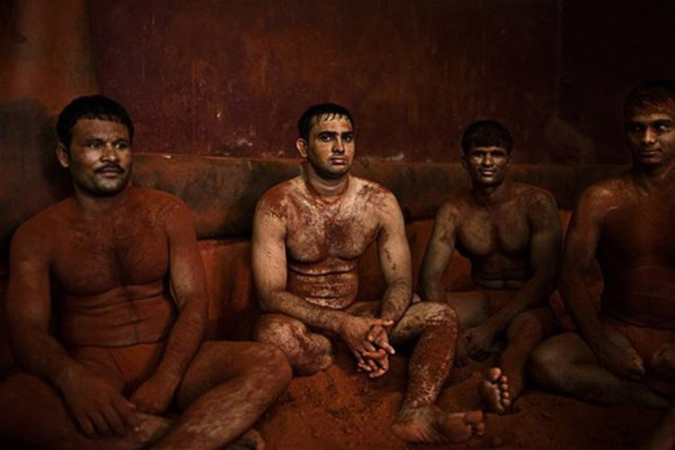 HER GÜN AYNI YERDE TOPLANIP...<br />Birçok kültürde değişik şekillerde var olan güreş Hindistan'da 'Kushti' adıyla anılan geleneksel bir spor türü...