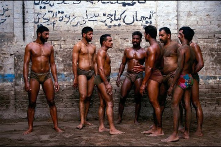 Hindistan’da ‘Kushti’ adıyla anılan bu geleneksel güreş türü, ağır antrenman ve çeşitli yasaklarla dolu...